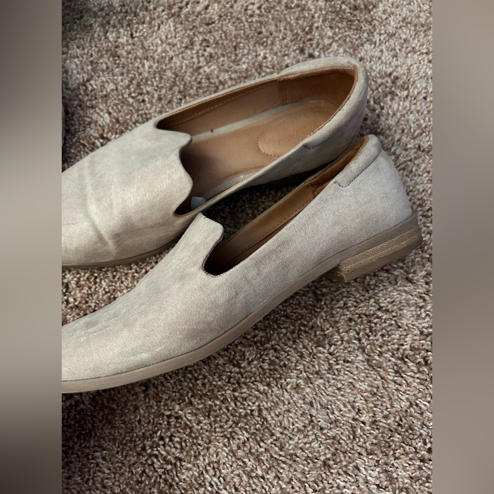 Universal Thread size 9 beige flats